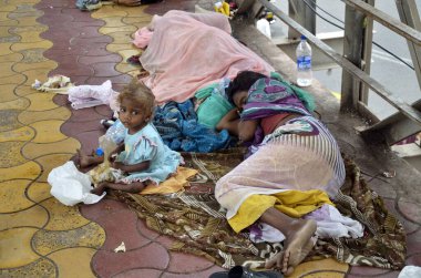 Mumbai Maharashtra Hindistan Köprüsü 'nde uyuyan çocuk ve kadın.