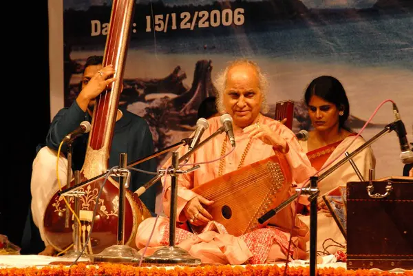 stock image Musician Padma Vibhushan Sangeet Martand Pandit Jasraj playing Swar Mandal, Bombay Mumbai, Maharashtra, India