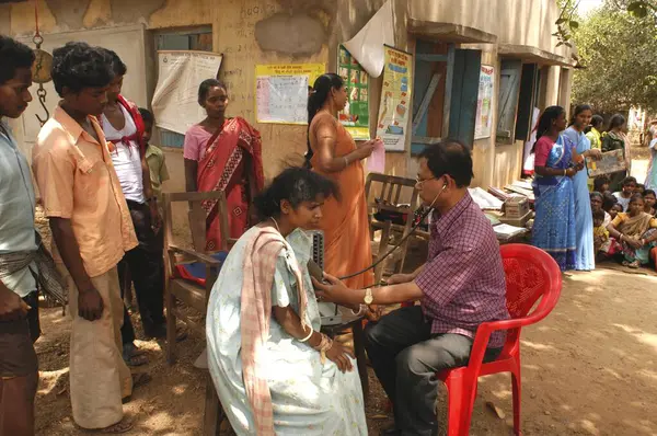 Sokakta İlköğretim Sağlık Merkezi 'ne Yakın Kalabalık 