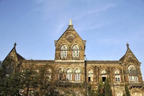 Byramjee Jeejeebhoy Enstitüsü Mumbai Maharashtra Hindistan 'daki Charni yolunda.