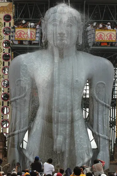 stock image Pouring milk on head of 58.8 feet monolithic Statue of jain saint Gomateshwara Lord Bahubali in mahamastakabhisheka head anointing ceremony, Vindhyagiri hill; Sravanabelagola, Karnataka, India 