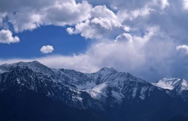 Güzel Himalayalar ve mavi gökyüzü, Ladakh, Hindistan