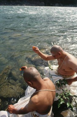 Hindu Sanyasi nehir kıyısında, Hindistan  