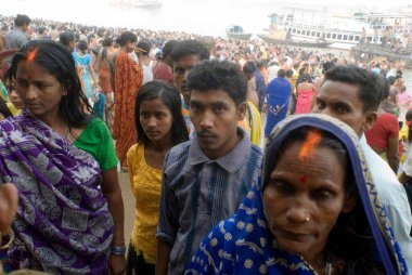 Babu Ghat, Kolkata, Batı Bengal, Hindistan 'da Kartik Purnima (Dolunay) kutlamalarında alnında geleneksel sindoor olan Bengalli kadın 