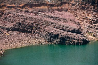 Madhya Pradesh 'in Khandwa ilçesindeki Narmada Nehri' nin taşlı kıyıları; Hindistan