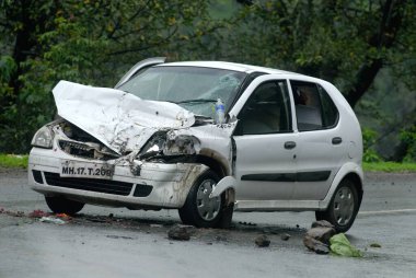 Malshej Ghat, Maharashtra, Hindistan 'da kazara araba kazası.