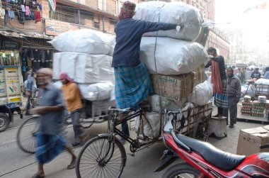 Bisiklet süren işçiler Kolkata Batı Bengal Hindistan Asya 