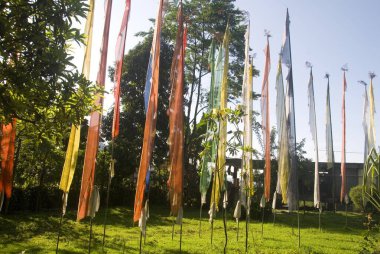 Tashide Ningma manastırında dua bayrağı; Sikkim; Hindistan