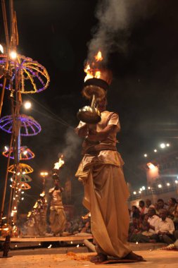 Rahip Ganga Aarti 'yi Dashashwamedh Varanasi Uttar Pradesh Hindistan' da sergiledi.