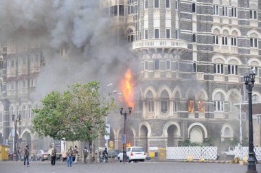26 Kasım 2008 'de Bombay Mumbai, Maharashtra, Hindistan' da Deccan Mücahitlerin düzenlediği terör saldırısından sonra Taj Mahal otelinde yangın çıktı.