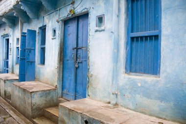 Mavi renkli evler, Kırsal Mimarlık, Delwara Köyü, Udaipur, Rajasthan, Hindistan 