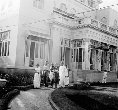 Rajkumari Amrit Kaur; Mr. Alexander; Mahatma Gandhi; Agatha Harrison ve Pyarelal Nayar Birla Evi 'nde; Mumbai; 1945