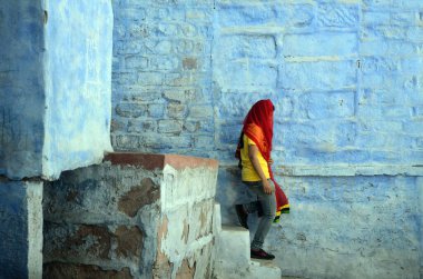 Dar şeritli Jodhpur Rajasthan, Hindistan, Asya 'ya giden genç bir kız.  