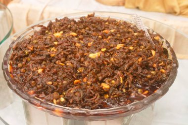 Acı kabak karle baharatlı ve yağlı sebze; açık büfe Bombay Mumbai öğle yemeği için cam kâsede tutulan mormodika korantia; Maharashtra; Hindistan