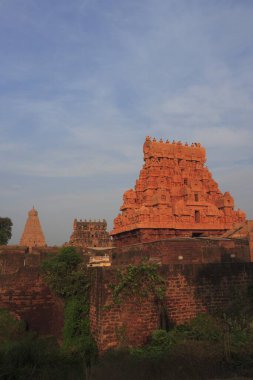 Brihadeshwara Tapınağı 'nın giriş kulesi veya Gopuram Büyük Tapınak olarak da adlandırılır. 11. yüzyılda Kaveri Nehri deltası, Thanjavur, Tamil Nadu, Hindistan UNESCO Dünya Mirası' nda yer alan Chola İmparatorluğu tarafından inşa edilen Lord Shiva 'ya ithaf edilmiştir. 