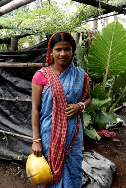 Asyalı Kadın ayakta; Bhubaneswar; Orissa; Hindistan