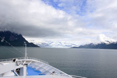 Hubbard buzuluna yaklaşan yolcu gemisi Alaska 'daki en uzun gelgit suyu buzulu Saint Elias ulusal parkı, Dischantment Bay, Alaska, Amerika Birleşik Devletleri.