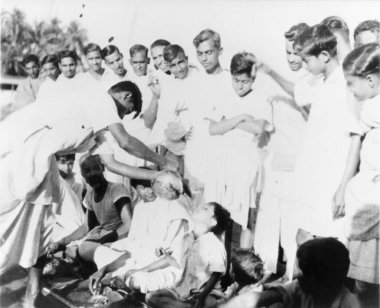 Noakhali 'de Hindu Müslümanlar arasındaki Doğu Bengal ayaklanmalarında yemek yiyen insanlara bir huni aracılığıyla su veriliyor.  