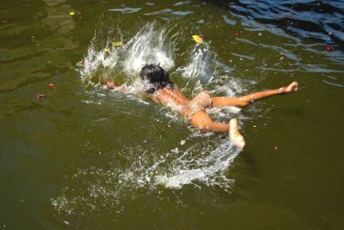 Godavari nehrinde yüzen kız; Ramghat; Nasik; Maharashtra; Hindistan 
