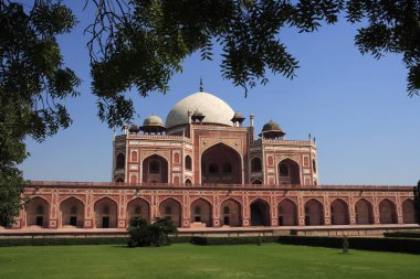 Humayun 'un mezarı 1570' te Hint Yarımadası 'nın İran mimarisi, Delhi, Hindistan UNESCO Dünya Mirası Bölgesi' ndeki ilk kırmızı kumtaşı ve beyaz mermer mezarından yapıldı.