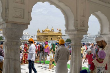 Altın tapınaktaki insanlar, Amritsar, Punjab, Hindistan, Asya 