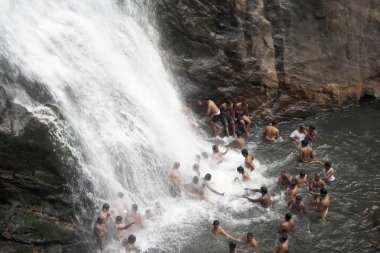 Palaruvi Şelalesi 'nde yıkanan erkekler; Thenmala; Kerala; Hindistan