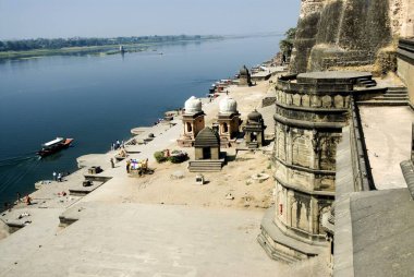 Maheshwars tapınağı Rani Ahilyabai Holkar tarafından Narmada Nehri kıyısında, Maheshwar Eyaleti, Madhya Pradesh, Hindistan 
