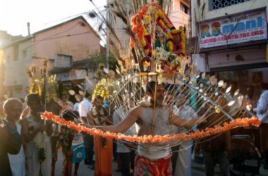 Kavadi 'nin sembolü olan Lordlar tahtırevanı, Mylapore, Chennai, Tamil Nadu, Hindistan' a iğnelerle bezenmiş kefaret. 