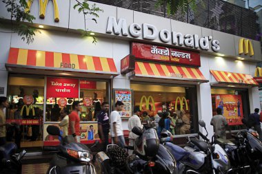 J. Boman Behram Yolu 'ndaki McDonalds fast food restoranı Bombay Mumbai, Maharashtra, Hindistan