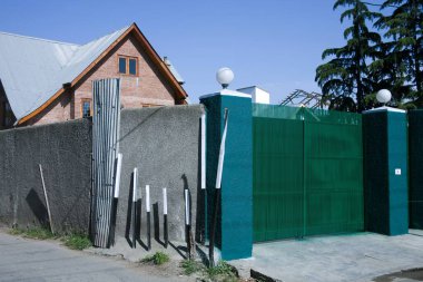 Bungalovun yeşil kapısı, Srinagar, Jammu ve Kashmir, Hindistan