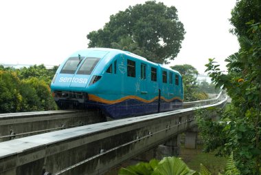 Singapur Asya 'daki Sentosa Adası' nda raylı tren.