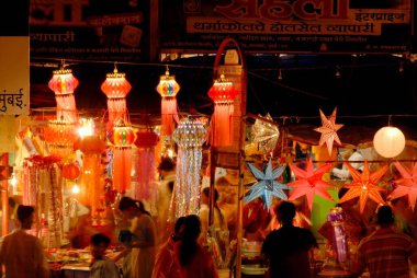 Diwali Derin Wali Festivali sırasında renkli fenerler ya da kandisler, Hindistan