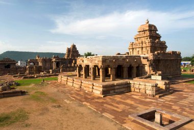 UNESCO Dünya Mirası Alanı; M.S. 720 yılında inşa edilen Sangameshvara Tapınağı en eski Pattadakal; Karnataka; Hindistan