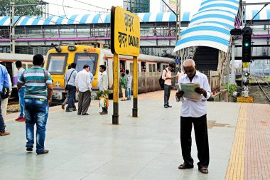 Dadar Tren İstasyonu, Mumbai, Maharashtra, Hindistan, Asya