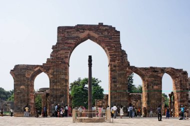 Qtab Minar 'daki Demir Sütun, Delhi, Hindistan 