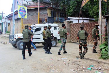 Otomatik tüfekli bir asker, Sopore Town, Kashmir, Hindistan, Asya 