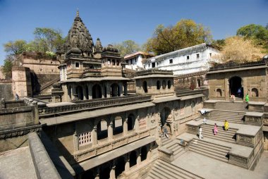 Maheshwars tapınağı Rani Ahilyabai Holkar tarafından Narmada nehri kıyısında, Maheshwar eyaleti; Madhya Pradesh; Hindistan