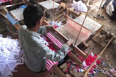 Halı yapma sürecinin ayrıntılı görünümü, Uttar Pradesh, Hindistan