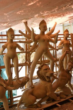 Durga Pooja kutlaması için kilden yapılmış eksik tanrıça Durga Kali heykeli; Rajkot; Gujarat; Hindistan