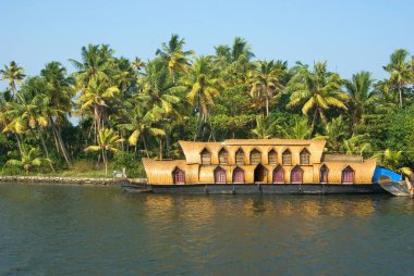 Ashtamudi Nehri kıyısındaki yüzen ev, Kollam, Alleppey, Kerala, Hindistan 