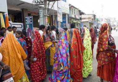 Lambadi kadınları Bijapur pazarında, Karnataka, Hindistan 