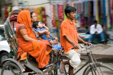 Dhaka, Bangladeş 'te Yolcularla Bisiklet Şoförü 