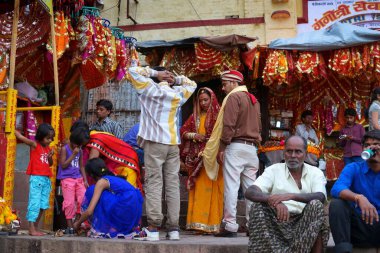 Ghat, Varanasi, uttar pradesh, Hindistan, Asya 'da oturan hacılar. 