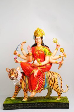 Tanrıça maa durga 'nın çamur heykeli kaplanın üzerine dikilmiş. 