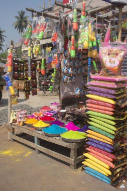 Kuru renkler ve pikhkari tezgahı, Holi festivali, puri, orissa, Hindistan, Asya 