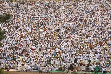 Kurban Bayramı veya Ramzan id namaaz için Lashkar-e-Eidgaah, Malegaon, Maharashtra, Hindistan 'da kalabalık toplandı. 