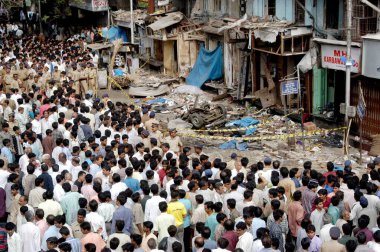 Bombanın patladığı yerdeki kalabalığı denetleyen polisler, 26 Ağustos 2003 'te Hindistan' ın Bombay Mumbai, Maharashtra kentindeki Zaveri Çarşısı 'nda toplandı. 