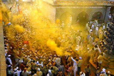 Jejuri tapınağındaki kutlamalar sırasında Lord Khandoba 'nın kutsal Palkhi' sini taşıyan dindarlar, sıska, Maharashtra, Hindistan 