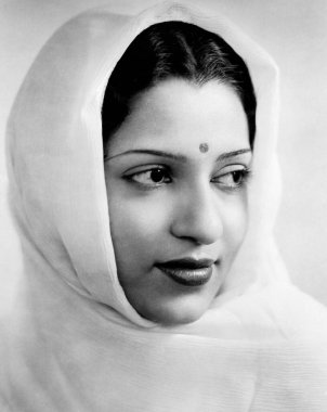 Alnında saree bindi olan Hintli kadın; stüdyoda portre; Mussorie; Uttar Pradesh; 1940 'larda Hindistan 