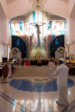 Ernakulum, Kerala, Hindistan yakınlarındaki Angamally 'deki Aziz George Katolik Forane Kilisesi' nin sunağı. 